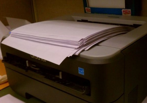 Почему мой принтер печатает белые (пустые) листы?